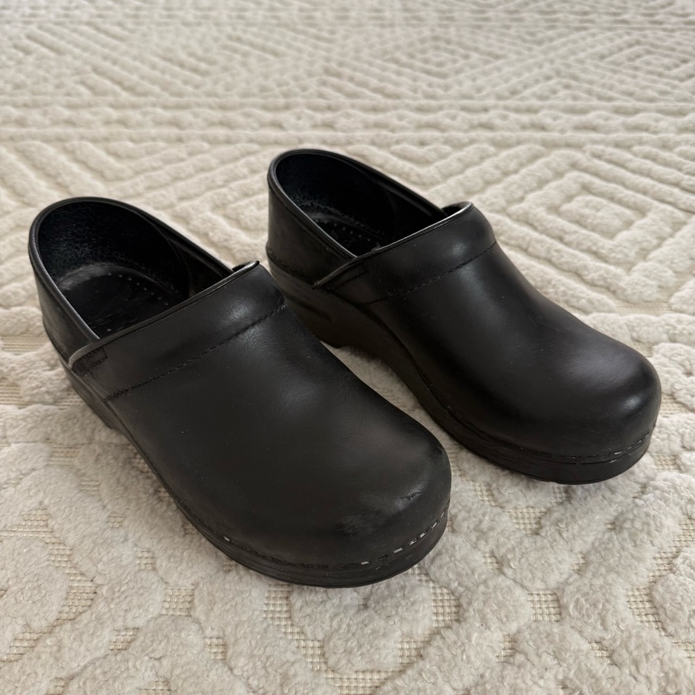 Dansko Black Leather Professional Clogs Size 39 Slip On Comfort Work Shoes